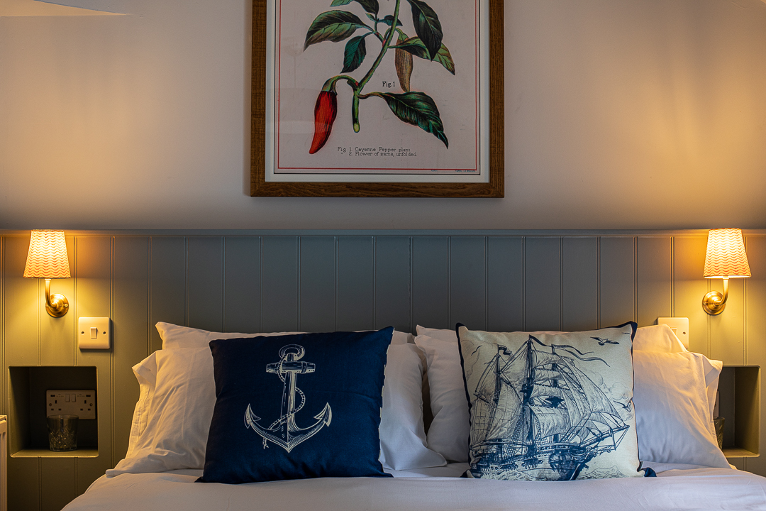 bed pillows nightstands and lamps